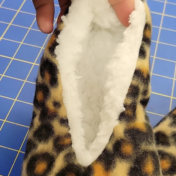 Women's Slippers fits shoe size 5-9 One Size Fits Most Leopard - Picture 3 of 3